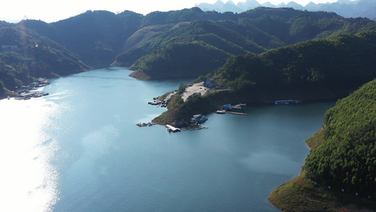 航拍万峰湖景色渔船码头视频