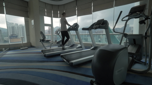 妇女在健身房的运动场上锻炼视频