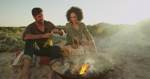 在沙漠野餐拿出香槟酒点起火盆视频