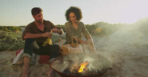 在沙漠野餐拿出香槟酒点起火盆29秒视频
