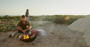 在沙漠野餐坐在火盆旁边30秒视频