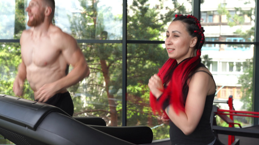 男女锻炼健身视频