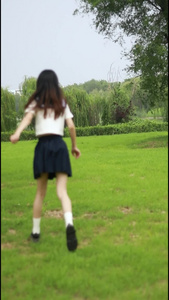 JK制服少女在草地奔跑玩耍视频