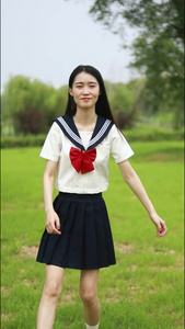 JK制服少女在草地奔跑玩耍视频