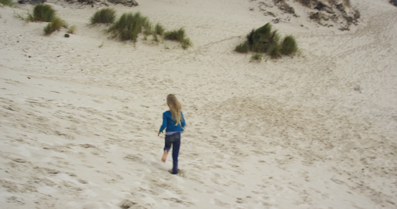 孩子在沙丘上奔跑视频