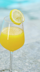 橙汁饮料夏季水池岸边空镜维生素视频