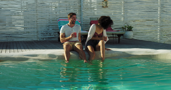 情侣坐在泳池边喝酒视频
