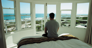 男人坐在面朝大海的酒店床上看风景11秒视频