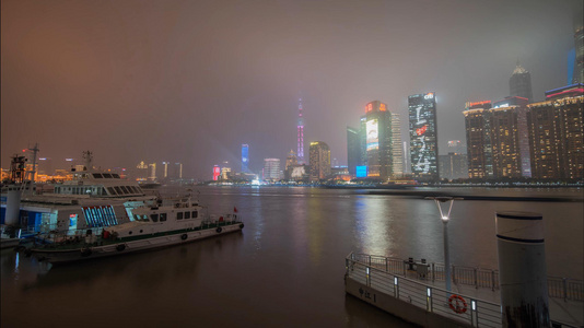 8k大雾天气上海外滩黄浦江船只交通夜景延时摄影视频
