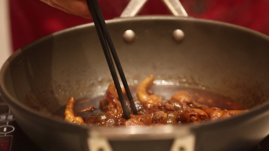 炖鸡爪年糕肉蟹煲视频