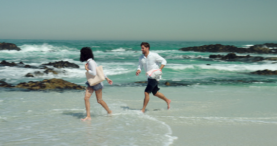 海滩上奔跑的情侣视频