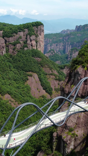航拍5A浙江神仙居卧龙桥与山峦自然风光视频大自然64秒视频