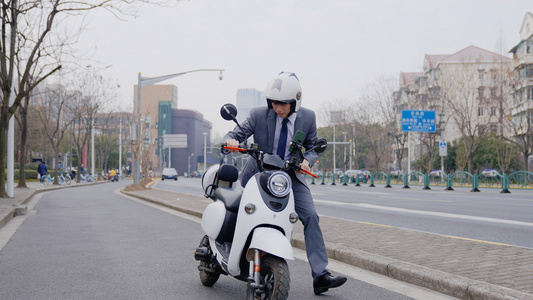 电瓶车故障后推车跑步前行的青年视频