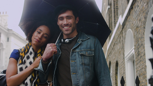 一对夫妇在街上撑着雨伞站在一起视频