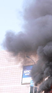 慢镜头升格拍摄城市火灾现场浓烟黑烟雾消防演习素材国际民防日视频