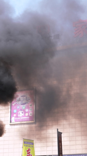 慢镜头升格拍摄城市火灾现场浓烟黑烟雾消防演习素材国际民防日44秒视频