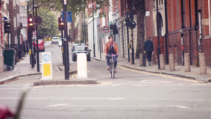 在街上骑自行车的型男帅哥12秒视频
