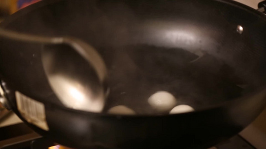 正月十五妈妈用铁锅煮元宵视频