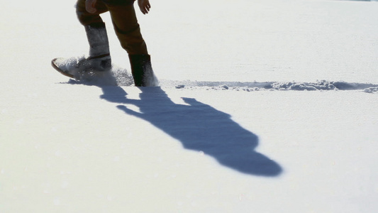 穿雪地靴的男人视频