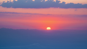 太阳从山顶地平线缓缓升起，朝霞漫天5秒视频