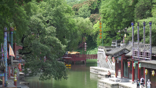 临江邻水河边水边河道沿岸的古建筑景点视频