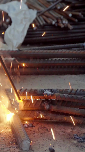 实拍工地上电焊工焊接钢筋视频素材11秒视频