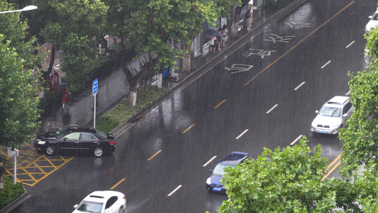 下雨天的公交车视频