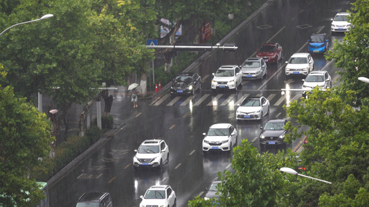 下雨天的公交车视频