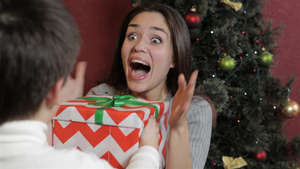 女人从小男孩那里得到圣诞惊喜12秒视频