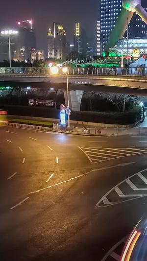 东方明珠下的陆家嘴交通夜景延时上海街景9秒视频