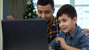 父亲和儿子在笔记本电脑上挥手11秒视频