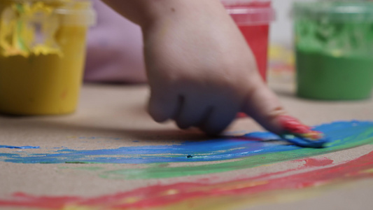 感官游戏孩子手指油漆罐画孩子学习颜色中风视频