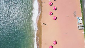 4K海岸线海滨海边浴场航拍海浪游客旅游大连金石滩国家旅游度假区43秒视频