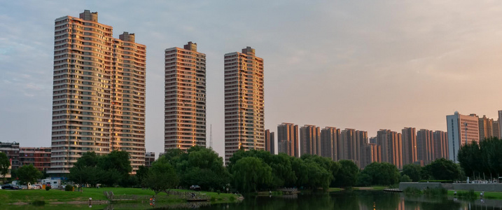 城市绿化草地池塘夕阳建筑视频