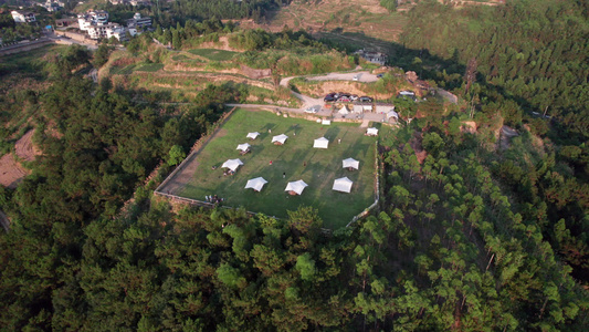 航拍深山里的户外露营基地视频