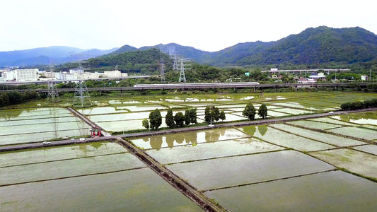 稻田之上高铁轻轨准时到达视频