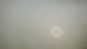 空中的彩虹光环反射在白云上15秒视频