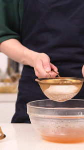 月饼制作面粉过筛DIY视频