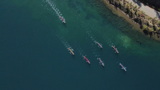 4k端午节在湖面上一起航行的猪槽船龙舟航拍视频