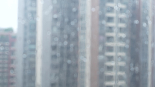 雨天窗户上的水珠实拍视频