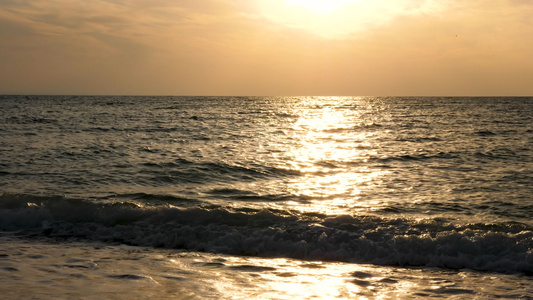 日出时,海水中反射着阳光视频