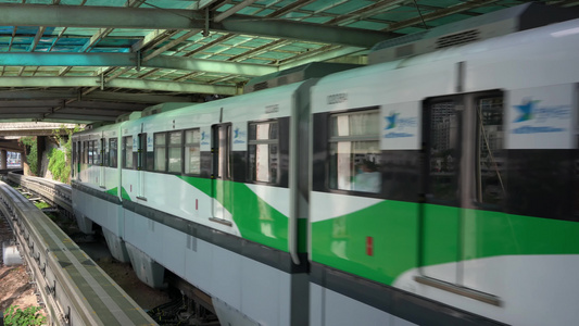 行驶中的重庆地铁轻轨视频素材视频
