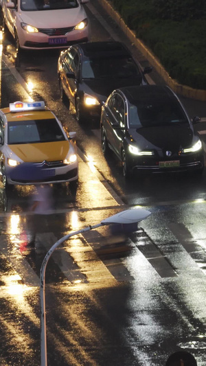 航拍城市雨天道路斑马线交通车流街景夜景素材车流素材61秒视频