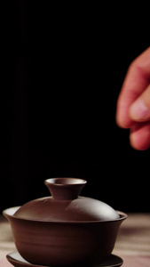 掀开茶杯盖冒出热气茶文化视频
