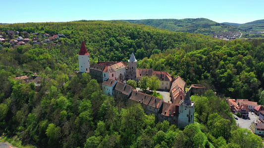 在捷克共和国，欧洲的城堡 Krivoklat 鸟瞰图。 Krivoklat，捷克中部著名的捷克中世纪城堡。 K视频