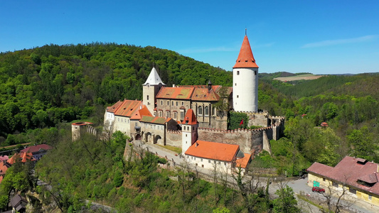 在捷克共和国，欧洲的城堡 Krivoklat 鸟瞰图。 Krivoklat，捷克中部著名的捷克中世纪城堡。 K视频