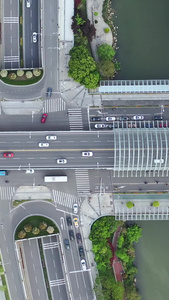 航拍城市错综复杂的立交桥和十字路口交通人行道视频