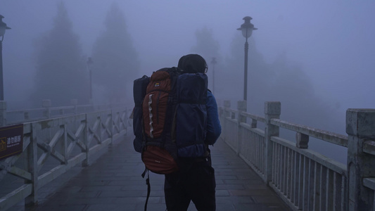 徒步旅行者走在张家界晨雾中视频