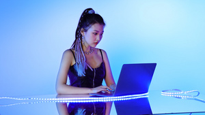 多彩少女使用笔记本电脑17秒视频