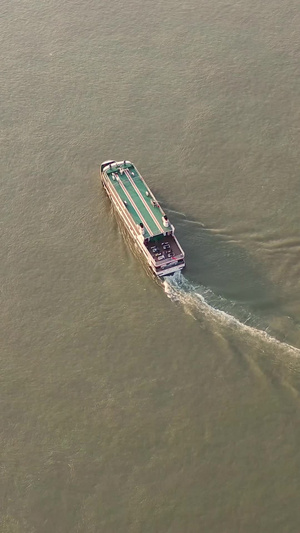 航拍武汉长江上的过江轮渡34秒视频